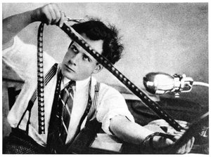 Sergei Eisenstein (1898-1948) die de film Oktober monteert, 1928, uit Serge Eisenstein, Reflexions d